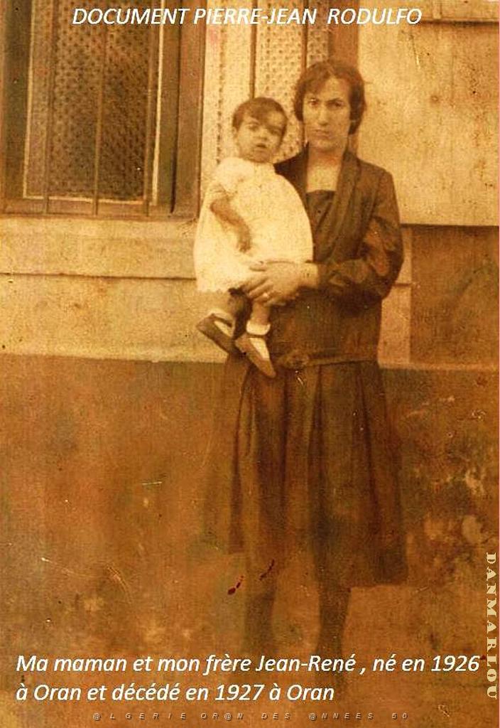 1927 Maman tenant mon frere dans ses bras.JPG